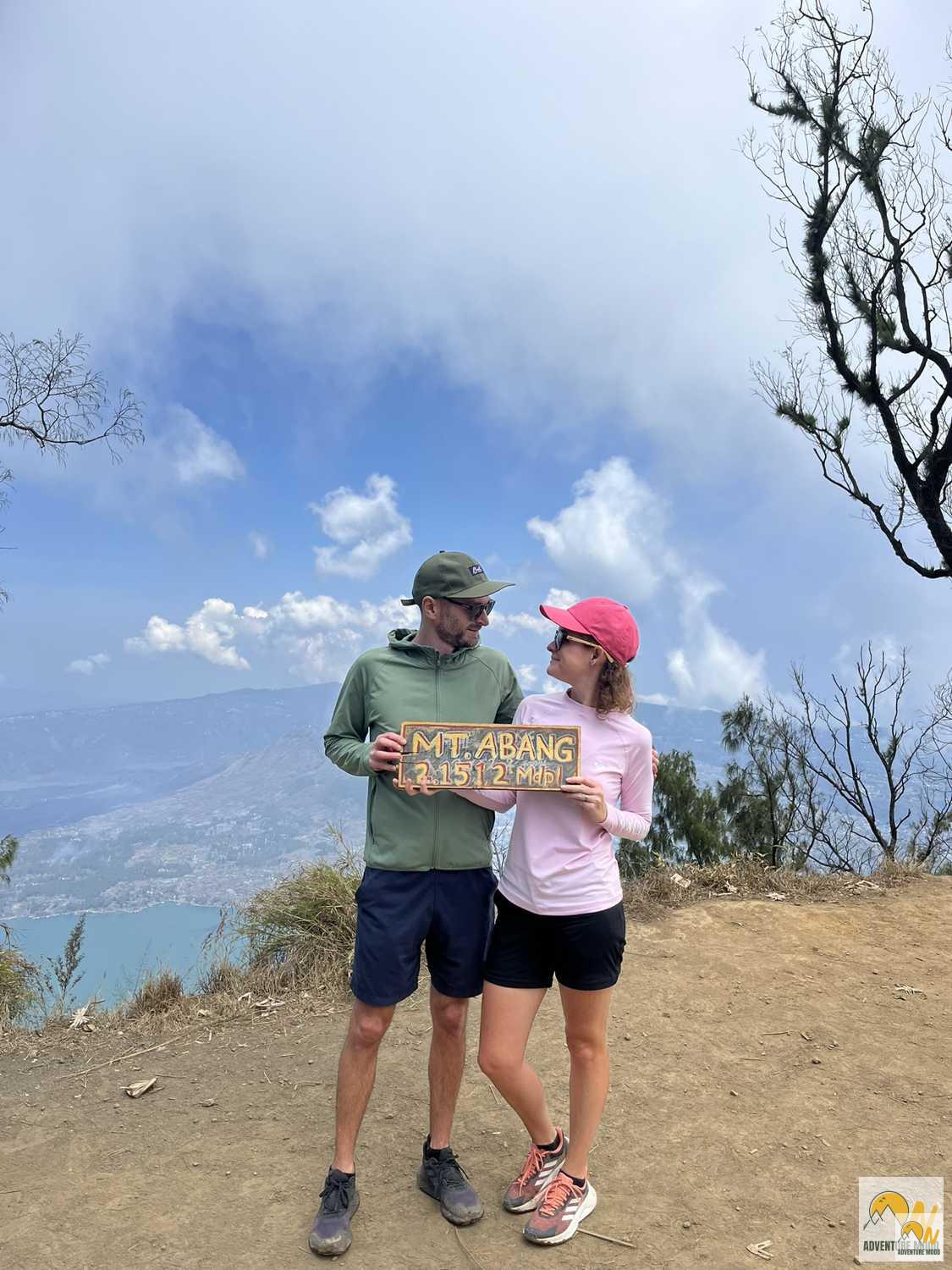 Az Abang csúcsán, háttérben a Batur tó és a Batur