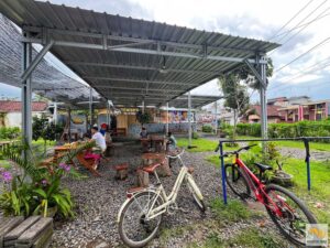 Biciklis pihenő és warung Lombokon