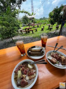 Ebéd egy Lomboki biciklis pihenőben