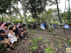 Temető látogatás Lombokon Eid al-Fitr alkalmából