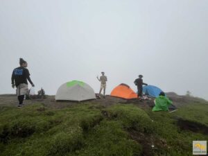 Sátrazás a Pergasingan tetején