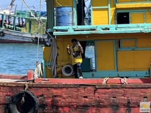 Halászhajón pózolás