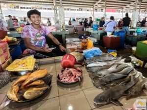 Mosolygós árus a halpiacon