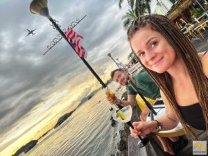 Koktélozás Kota Kinabaluban naplementekor