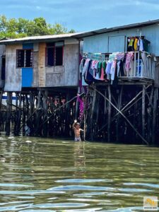 Integető tengeri cigány fiúcska