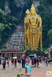 Batu Caves, színes lépcsők és hatalmas arany szobor