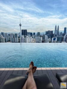 Pihenés a tetőtéri medencénél