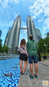 A Petronas tornyok előtt