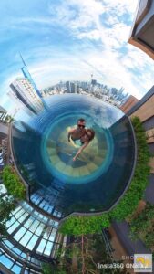 A tetőtéri medencében Kuala Lumpurban