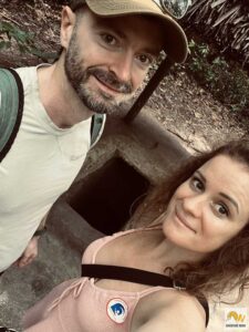 A Cu Chi alagútrendszer egyik bejárata előtt