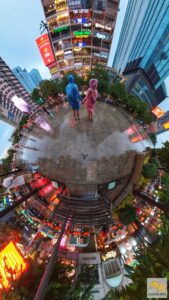 Szembe a régi Vietnámi bérház, aminek a lakásai ma már többnyire étteremként, kávézóként üzemelnek.