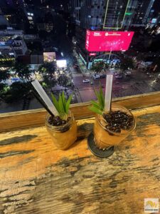 Bubble tea egy régi Vietnámi bérház lakásának a teraszán, ami ma kávézóként üzemel