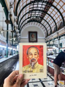 Képeslap küldés a híres Saigoni postáról