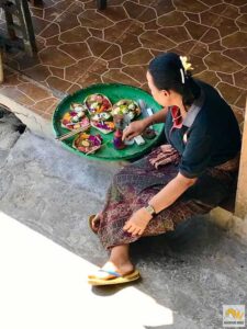 Áldozatokat előkészítő balinéz hölgy