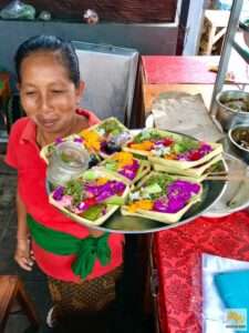 Ez a balinéz hölgy éppen elhelyezi a napi áldozatokat a megfelelő helyekre