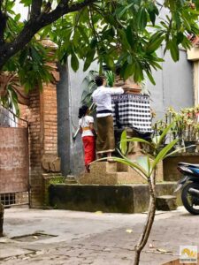 A gyerekek éppen elhelyezik az áldozatokat