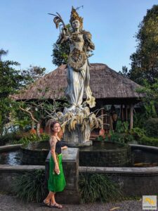 Dewi Sri istennő szobra előtt