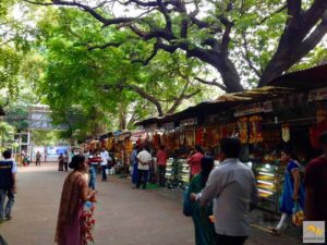 Hindu templom előtti árusok