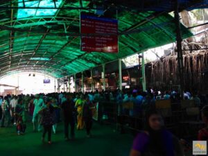 Hindu templom előtti sorban állás