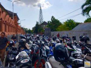 Templom melletti motor parkoló