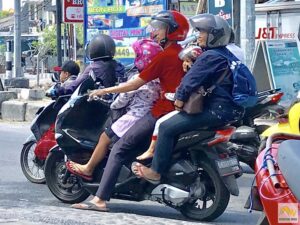 Négy tagú család motoron Balin