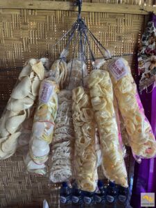 Különböző krupukok egy warungban