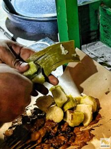 Lontong felszeletelése