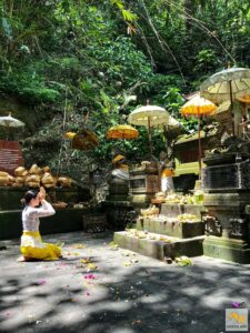 Imádkozás egy szent helyen Balin