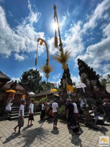 Penjor állítás Balin egy templomban