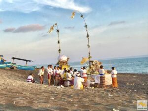 Balinéz vallási szertartás a parton