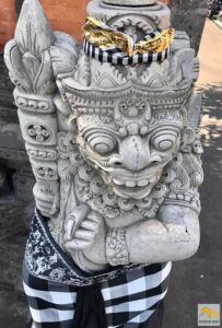 Szobor polengbe öltöztetve