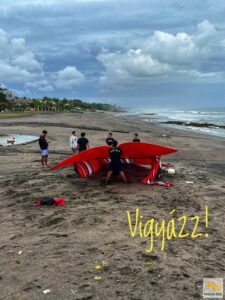 Óriási sárkány felhúzásának előkészületei a parton