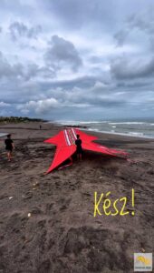 Óriási sárkány felhúzása a parton