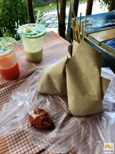 Sate Babi elvitelre csomagolva