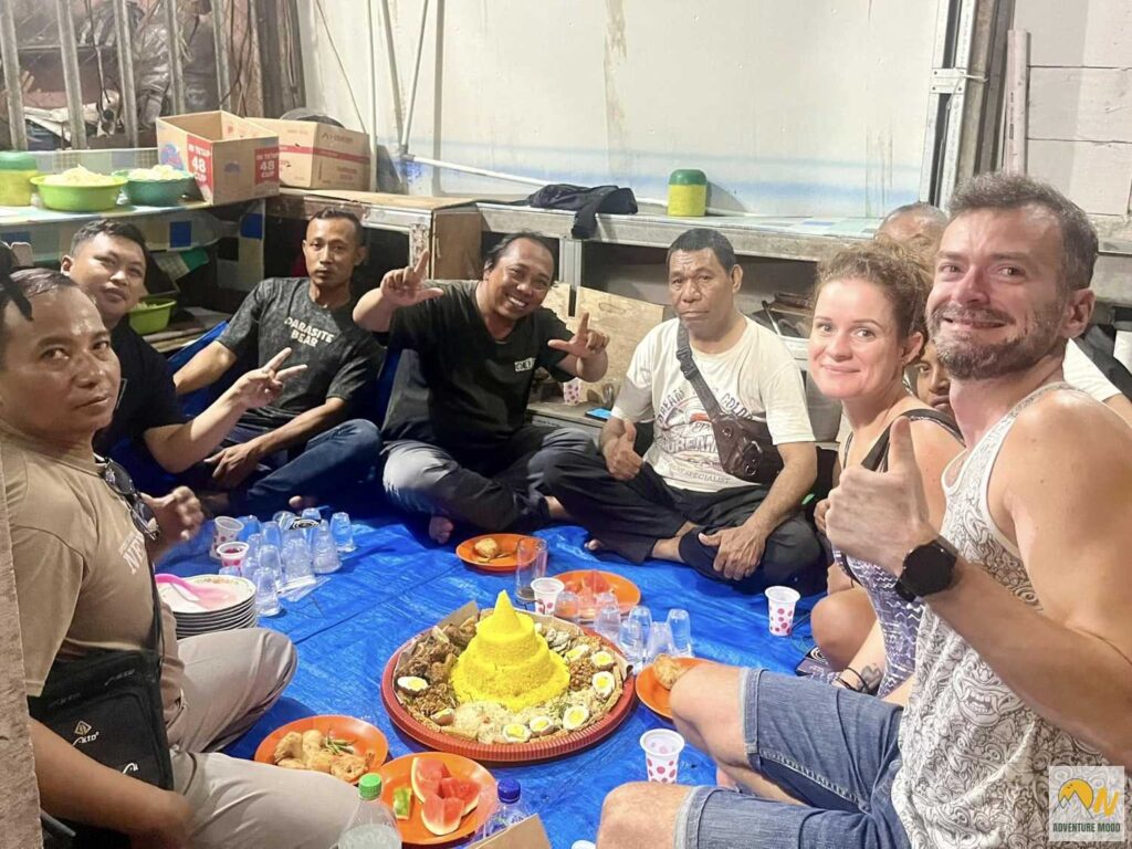 Beinvitáltak az utcáról, hogy együnk velük az ünnepi ételükből