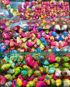 Színesre festett csigaházban lakó rákok