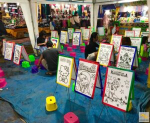 Festőállványok várják a festeni vágyó gyerekeket