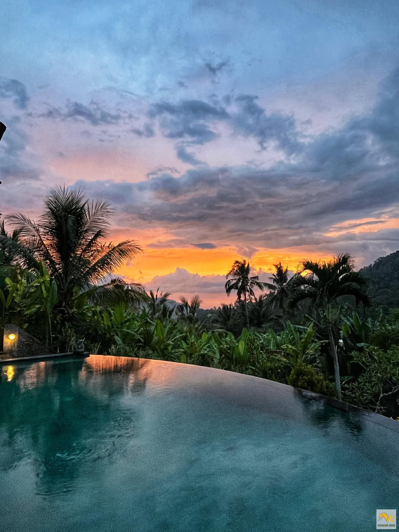 Naplemente a medencéből nézve