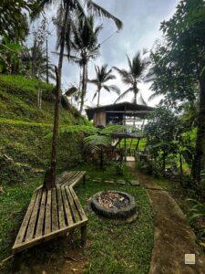 Cölöpökön álló szállásunk a rizsföld közepén