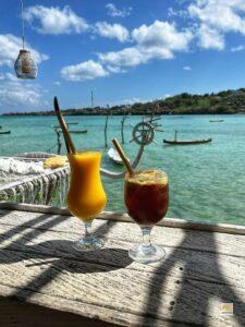 Nusa Ceningan, bár a parton