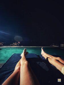 Esti romantikázás a medence parton