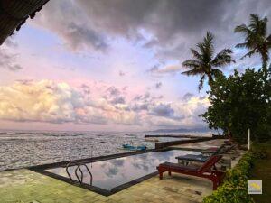 Karangasemi hotel medencéje közvetlenül a tengerparton