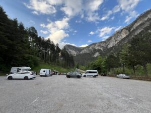 Ausztriában, egy kemping parkolójában