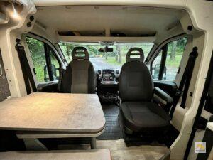 Asztal és a hátra fordítható ülések