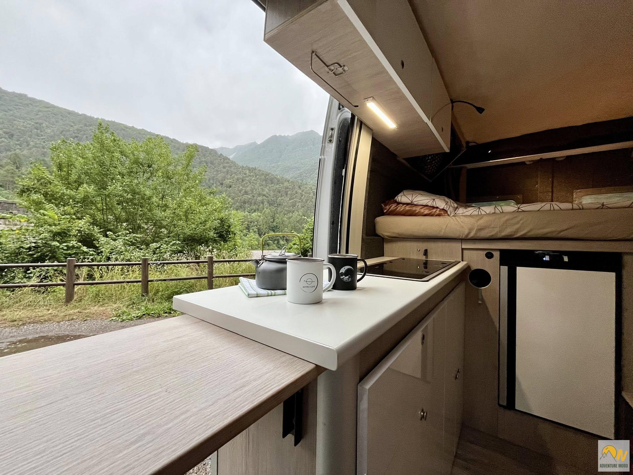 Így néz ki egy guruló otthon belülről!