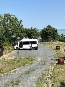 Badacsonyban, háttérben a Balaton