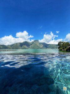 Kilátás a medencéből a szemközti Abang hegyre