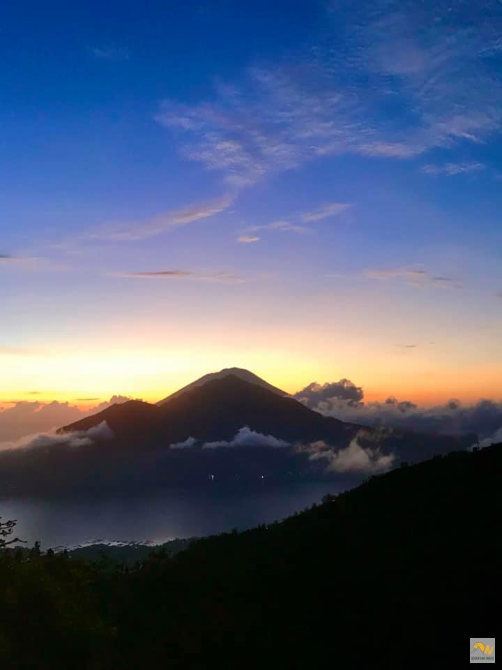 Balin minden forró… kivéve a Batur teteje hajnalban!