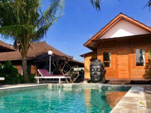 Medence Buddha szoborral