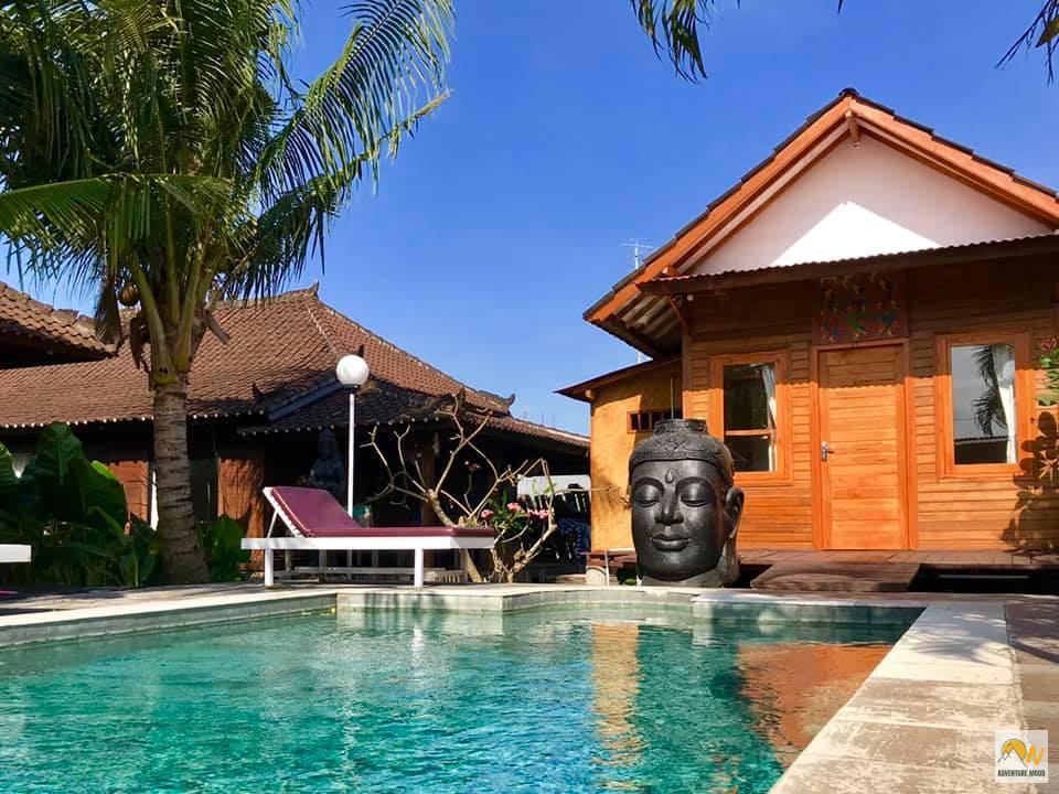 Medence Buddha szoborral